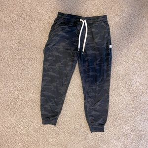 Vuori performance joggers size small